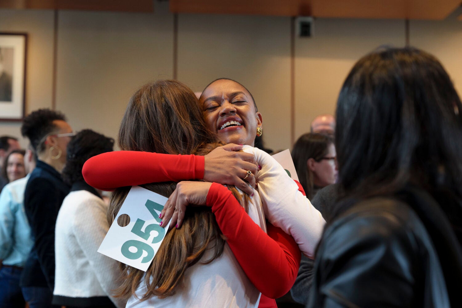 Two alumni hugging.